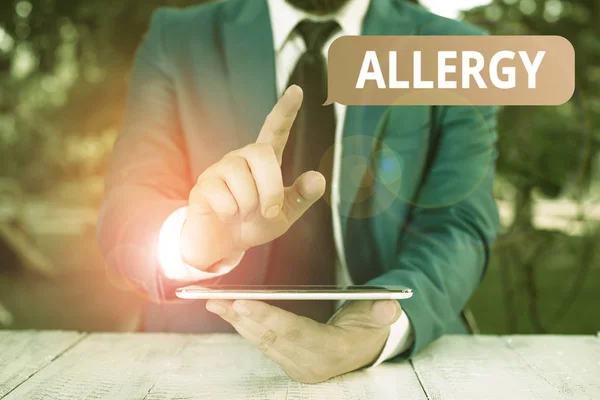 Menulis catatan yang menunjukkan Allergy. Foto bisnis menunjukkan hipersensitif sistem kekebalan tubuh terhadap zat tertentu Pengusaha dengan menunjuk jari di depannya . — Stok Foto