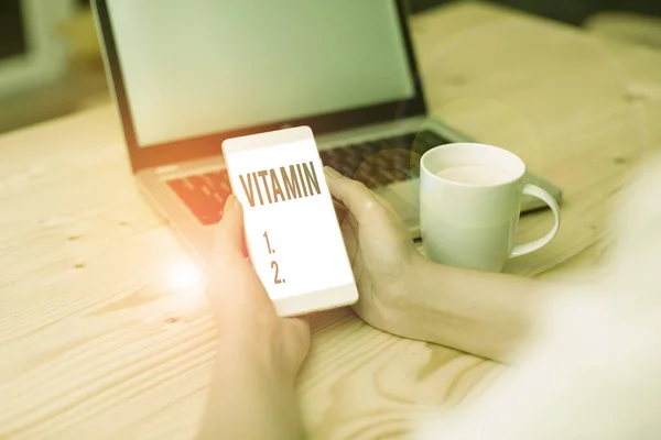 Escritura de texto a mano Vitamina. Concepto que significa grupo de compuestos orgánicos que son esenciales para el crecimiento normal . — Foto de Stock
