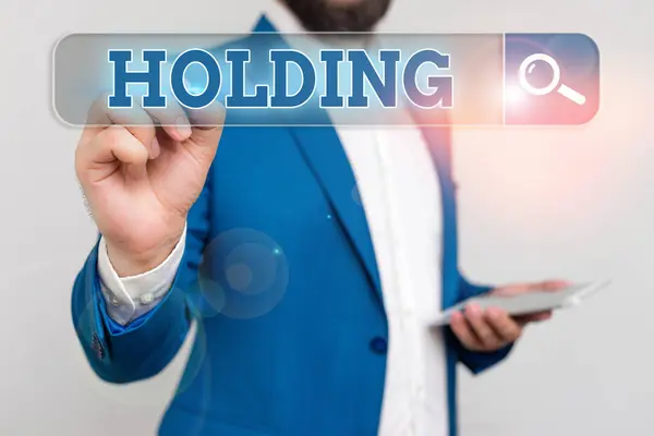 Escritura a mano conceptual mostrando Holding. Foto comercial que muestra la propiedad de acciones y otros activos financieros en posesión de alguien . — Foto de Stock