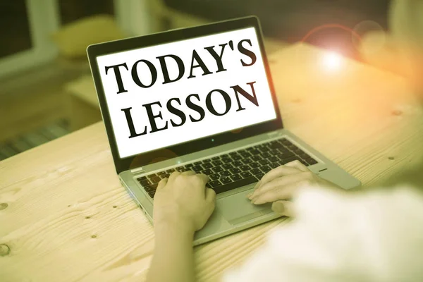 Note d'écriture montrant Aujourd'hui S est la leçon. Photo d'affaires présentant demander assigné à l'étude individuelle Quelque chose à apprendre . — Photo