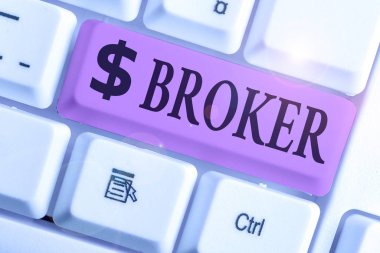 Broker 'ı gösteren bir not yazıyorum. Ticari pazarlıklarda güvenilir bir ajan veya aracı olarak iş fotoğrafı sergisi.