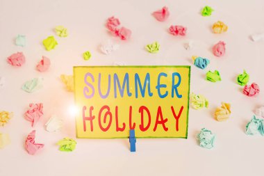 Yaz Tatili 'ni gösteren bir not yazıyorum. Yaz tatilinde iş fotoğrafı gösterimi Tatil ya da mola Renkli buruşuk kağıt boş hatırlatıcı beyaz zemin mandalı.