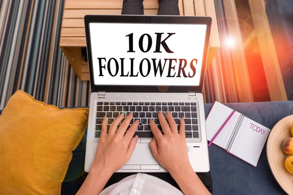 Parola di scrittura del testo 10K seguaci. Concetto di business per membri del gruppo d'elite di individui su Instagram . — Foto Stock