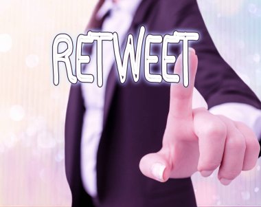 Retweet 'i gösteren mesaj işareti. Twitter hesabındaki kavramsal fotoğraf ya da başka bir kullanıcı tarafından gönderilmiş bir ileti.