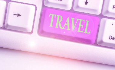 Seyahati gösteren kavramsal el yazısı. Uzak coğrafi konumlar arasındaki hareketi gösteren iş fotoğrafı.