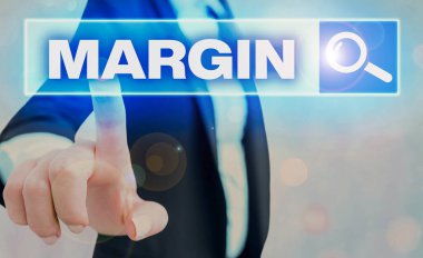 Margin 'i gösteren kavramsal el yazısı. Satışlardan elde edilen gelirin iş dünyasındaki maliyetleri aştığı iş fotoğrafı sergisi..