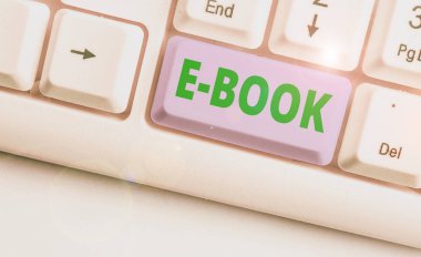 E kitap yazma el yazısı metin. Bilgisayar veya tablet okuyabilirsiniz basılı kitap kavramı anlam elektronik versiyonu.