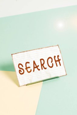 El yazısı metin araması. Kavrama anlamı, yumuşak pastel çok renkli arka planda tampon tel üzerine eğilmiş kağıt arayarak ya da dikkatlice arayarak bir şey bulmaya çalışmaktır.