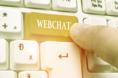 Webchat yazarken el yazısı. Kullanıcıların internet kullanarak gerçek zamanlı iletişim kurmalarını sağlayan kavram anlamı sistemi.