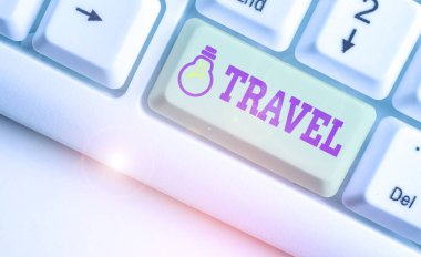 Seyahati gösteren kavramsal el yazısı. Uzak coğrafi konumlar arasındaki hareketi gösteren iş fotoğrafı.