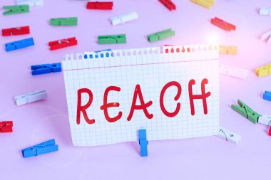 El yazısı yazısına ulaş. Bir şeye dokunulabileceği ya da tutulabileceği uzaklık kavramının anlamı Renkli çamaşır iğnesi kağıtları boş hatırlatıcı pembe zemin ofis pimi.