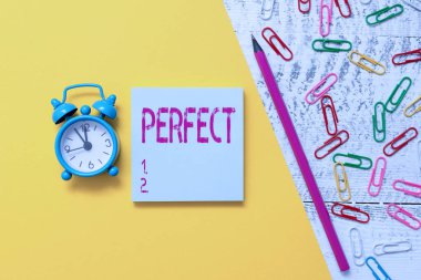 Kelime yazma metni mükemmel. Tüm istenen özelliklere sahip olmak için iş konsepti. Özellikler. Not defteri kalem renkli kağıt ataçlar..