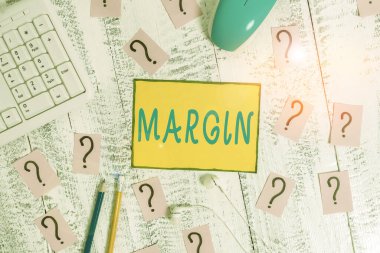 Margin 'i gösteren mesaj işareti. Satışlardan elde edilen gelirin maliyetleri aştığı kavramsal fotoğraf miktarı. Yazma araçları, bilgisayar malzemeleri ve ahşap masanın üstüne karalanmış kağıt..