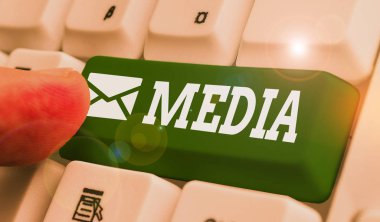 Medya 'yı gösteren not yazılıyor. Toplu olarak kabul edilen toplu iletişimin ana araçlarını gösteren iş fotoğrafı..