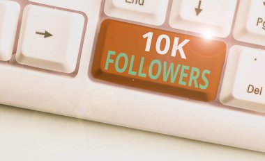 Metin işareti 10K takipçilerini gösteriyor. Instagram 'daki seçkin bireyler grubunun kavramsal fotoğraf üyesi.