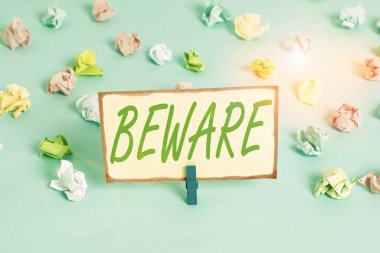 Dikkatli olduğunu gösteren bir not yazıyorum. İş fotoğraflarının sergilenmesi, birini bir şey ya da biri hakkında çok dikkatli olması konusunda uyarırdı. Kırışmış kağıtlar, boş hatırlatıcı mavi zemin çamaşır mandalı..