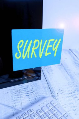 El yazısı Anketi. Kavram derken, birine ya da bir şeye yakından bakın ya da inceleyin. Siyah bilgisayar monitörüne bantlanmış bölge notasyon kağıdı beyaz klavyenin yanında..