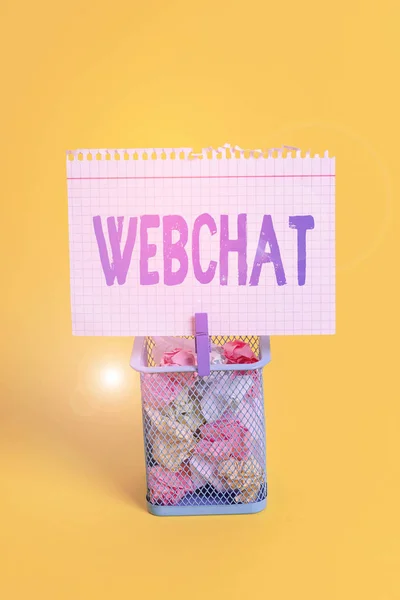 Szövegíró szöveg Webchat. Üzleti koncepció a rendszer, amely lehetővé teszi a felhasználók számára, hogy kommunikálni valós időben segítségével internet szemetes összegyűrt papír ruhacsap üres emlékeztető iroda kellékek sárga. — Stock Fotó
