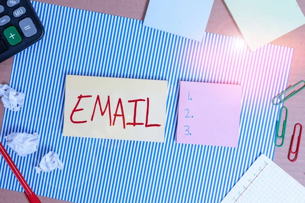 Εννοιολογική γραφή χέρι δείχνει Email. Επαγγελματική φωτογραφία προβολή Αποστολή ενός εμπορικού μηνύματος σε μια ομάδα εμφάνισης χρησιμοποιώντας το ταχυδρομείο Ριγέ χαρτόνι γραφειακό διάγραμμα προμηθειών μελέτης. — Φωτογραφία Αρχείου