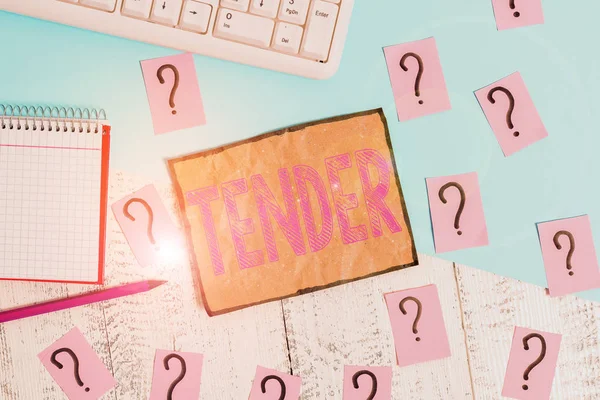 Escribiendo nota mostrando Tender. Foto de negocios mostrando gentileza bondad y afecto sensible al dolor Herramientas de escritura y papel garabateado en la parte superior de la mesa de madera . —  Fotos de Stock