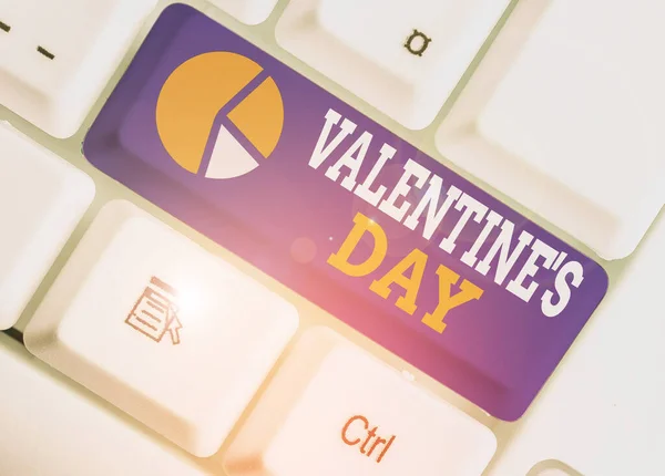 Écriture de texte Valentine S Day. Concept d'entreprise pour des vacances roanalytiques célébrées chaque année le 14 février . — Photo
