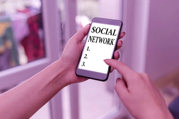 Почерк тексту, що пише соціальну мережу. Концепція, що означає мережу соціальних взаємодій і демонструє взаємозв'язки . — стокове фото