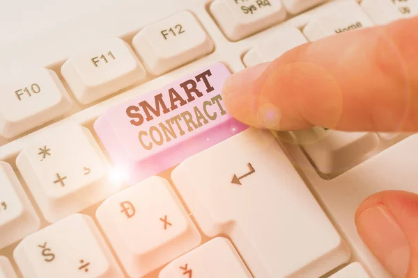 Scrittura di testi Word Smart Contract. Concetto di business per il protocollo del computer in esecuzione su una catena di blocchi . — Foto Stock