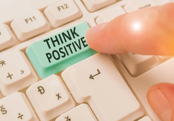 Escribiendo una nota que muestra Think Positive. Foto de negocios mostrando a creer que usted va a tener éxito en su objetivo . —  Fotos de Stock