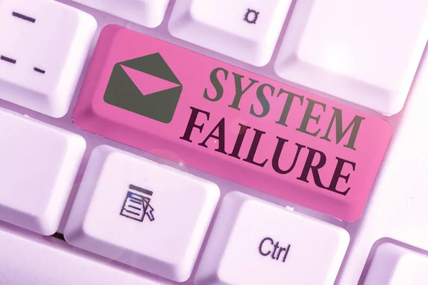 손 글씨는 시스템 실패를 보여 주고 있다. 하드웨어 고장이나 소프트웨어 문제로 오산을 보여 주는 사업 사진. — 스톡 사진