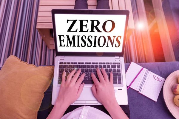 Tekst schrijven Zero Emissions. Bedrijfsconcept voor uitstoot van geen afvalproducten die het milieu vervuilen. — Stockfoto