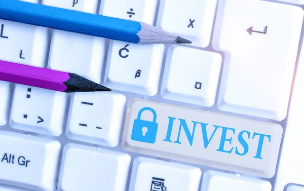 Scrittura di testi Investi. Concetto di business per l'impresa commerciale con l'aspettativa di realizzare un profitto . — Foto Stock