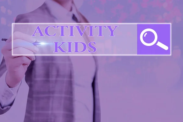 Piszę notatkę z Activity Kids. Biznesowa forma prezentacji zdjęć zorganizowanej nadzorowanej często pozaszkolnej rekreacji. — Zdjęcie stockowe