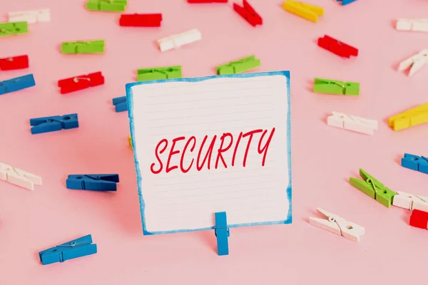 Escritura manual conceptual que muestra seguridad. Medidas de texto de foto de negocios tomadas para estar seguras Calidad o estado de seguridad Papeles de pinza de ropa de colores recordatorio vacío pin de oficina de piso rosa . — Foto de Stock