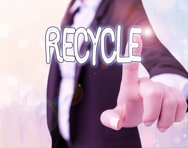 Tekstbord met Recycle erop. Conceptuele fotocess van de omzetting van afvalstoffen in nieuwe materialen en voorwerpen. — Stockfoto