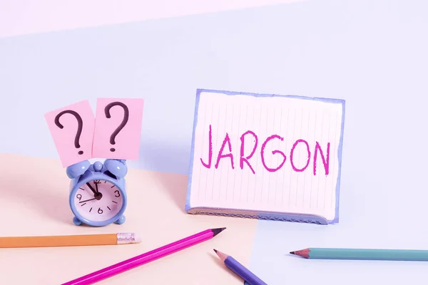 Szóírás szöveg Jargon. Üzleti koncepció egy adott szakma által használt különleges szavakra vagy kifejezésekre Mini méretű ébresztőóra a pasztell hátterére dönthető álló mellett. — Stock Fotó