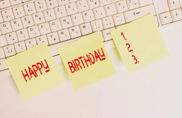 Tekst pisma Happy Birthday. Koncepcja oznacza Said lub napisany do demonstracji, kto obchodzi urodziny Trzy puste zielone kwadratowe papiery przez klawiaturę PC z miejsca do kopiowania. — Zdjęcie stockowe