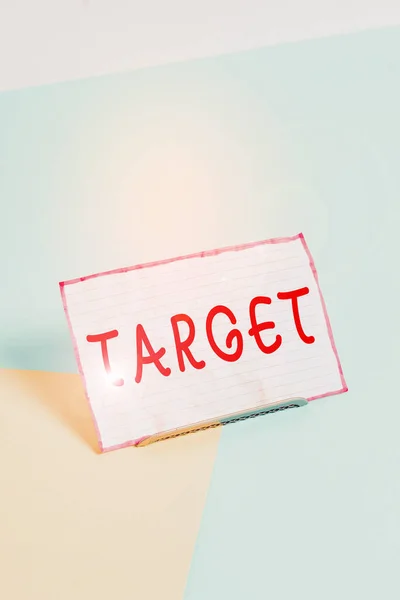 Handschriftlicher Text Target. Konzept, das bedeutet, ein Objekt oder einen Ort zu zeigen, der als Angriffsziel ausgewählt wurde. Life goal Papier, das über Pufferdraht auf weichem, pastellfarbenem Hintergrund platziert wurde. — Stockfoto