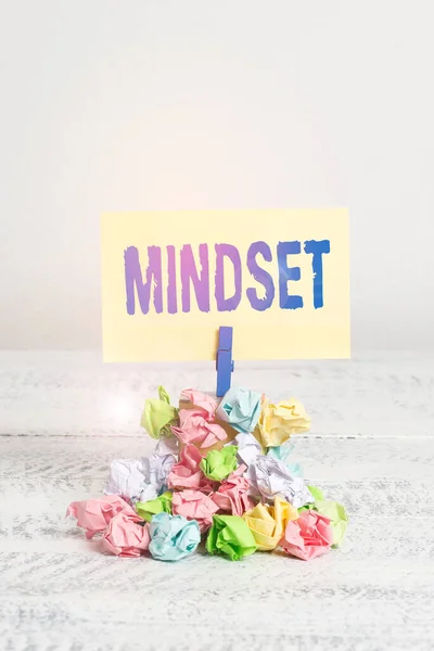 Escritura a mano escritura de texto Mindset. Concepto que significa la actitud mental y emocional que se centra en el lado brillante Recordatorio pila de papel arrugado color pinza recordatorio espacio de madera blanco . — Foto de Stock