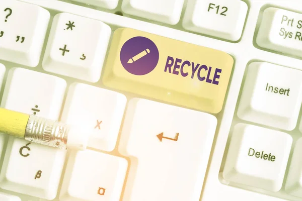 Az újrahasznosítást bemutató levél. Üzleti fotó bemutatása ocess átalakítása hulladék anyagok új anyagok és tárgyak. — Stock Fotó