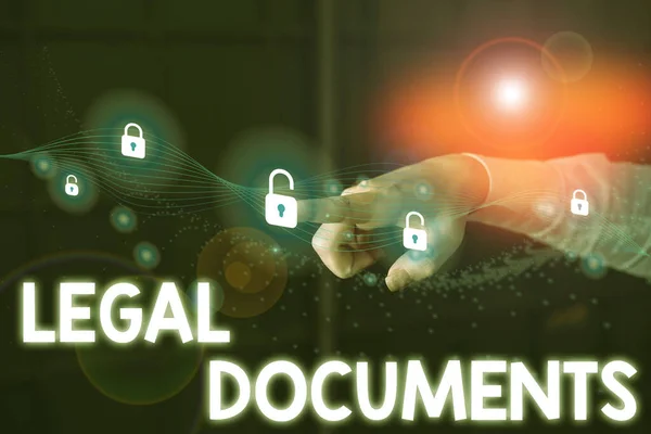 Escribir una nota que muestre documentos legales. Foto comercial que muestra un documento relativo a un asunto legal elaborado por un abogado . — Foto de Stock