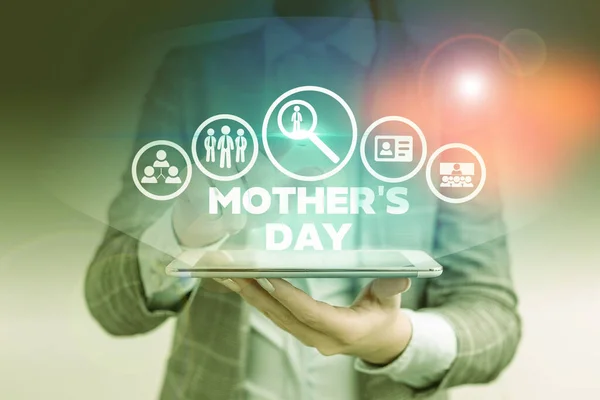 Λέξεις που γράφουν κείμενο Μητέρα S Day. Επιχειρηματική ιδέα για γιορτή προς τιμήν της μητέρας της οικογένειας ή της μητρότητας. — Φωτογραφία Αρχείου