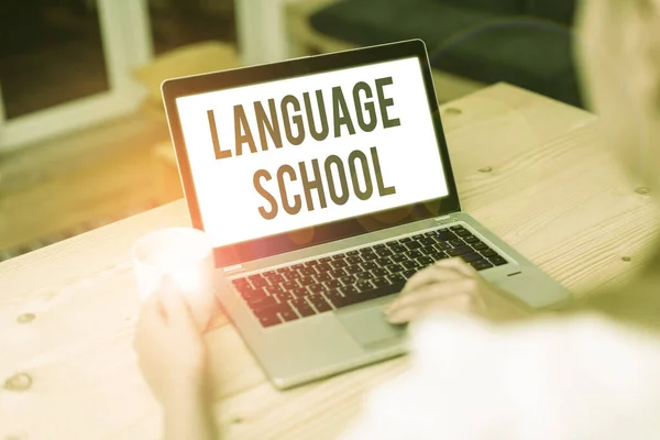 Konzeptionelle Handschrift, die die Sprachschule zeigt. Business-Foto zeigt Bildungseinrichtung, in der Fremdsprachen gelehrt werden. — Stockfoto