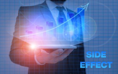 Yan Efekti gösteren not yazılıyor. Bir ilaç veya tedavinin tipik istenmeyen etkilerini gösteren iş fotoğrafı.