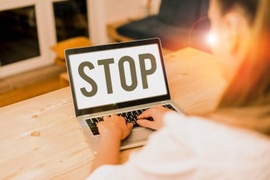 Stop gösterilen Not yazma. Gel bir son olmasını önlemek Al eylem bir olay için vitrine iş fotoğraf.