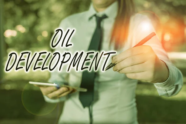 Scrittura a mano testo Oil Development. Concetto che significa atto o processo di esplorazione di un'area sulla terra o sul mare per l'olio Donna in camicia da lavoro blu che punta con il dito nello spazio vuoto . — Foto Stock