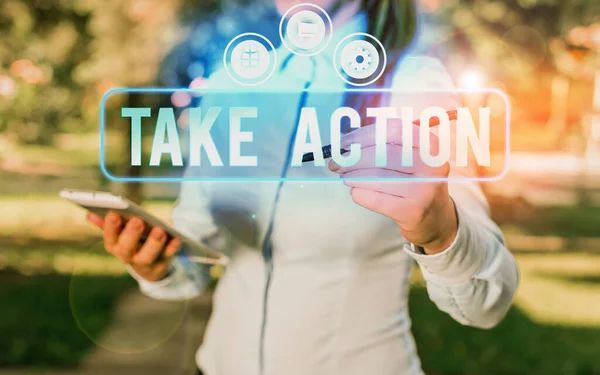 Sinal de texto mostrando Take Action. Fotografia conceitual para fazer algo Para agir a fim de obter um resultado particular . — Fotografia de Stock