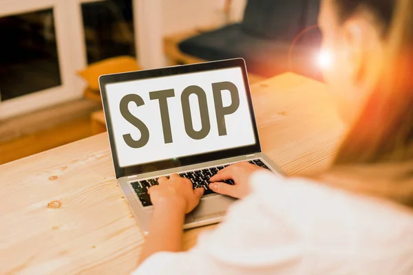 Escribiendo nota mostrando Stop. Exhibición de fotos de negocios Llegar a su fin Evitar Actúa ante un evento . — Foto de Stock