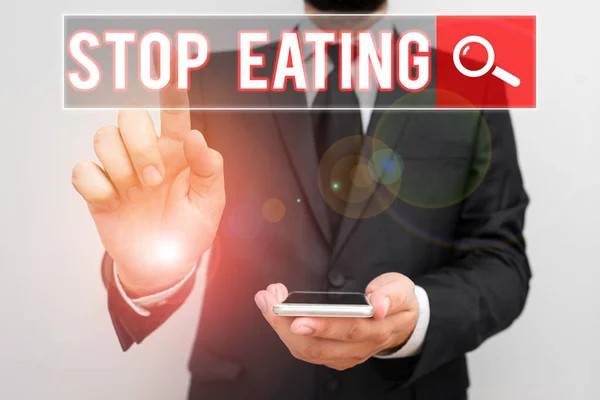 食べるのをやめることを示すテキスト記号。概念的な写真は、口の中に食べ物を入れたり取ったりする行為を中止します. — ストック写真