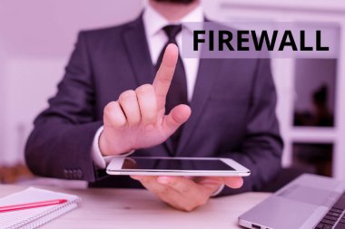 Firewall 'ı gösteren mesaj işareti. Kavramsal fotoğraf koruma ağı veya sistemi güvenlik duvarı erişimine izin verilmeyen erkek giyimi sunumu için yüksek teknoloji akıllı telefonu kullanın.