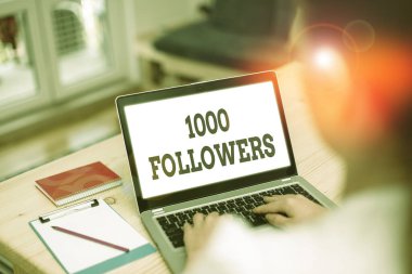 El yazısı metni 1000 takipçi. Instagram 'da birini takip eden bireylerin sayısı.
